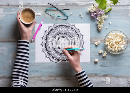 Flach, weiblichen Färbung nach Malbücher, neue Spannungsarmglühen Trend Stockfoto