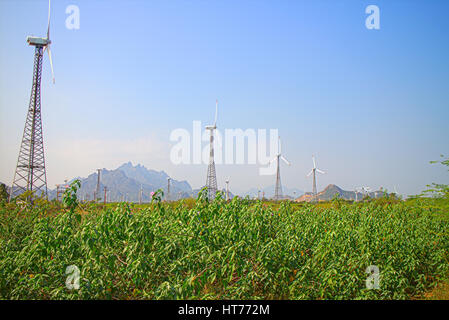 Alternative Energiequellen 8. Windpark im indischen Provinz Kerala. Viele Wind-Generatoren stehen gegenüber bergiges Gelände Stockfoto