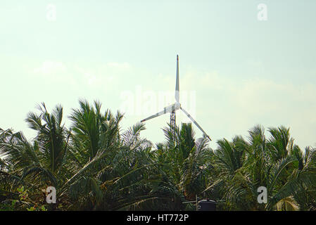 Alternative Energiequellen 8. Windpark im indischen Provinz Kerala. Viele Wind-Generatoren stehen gegenüber bergiges Gelände Stockfoto