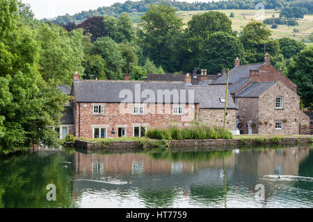 Teich und Häuser im Dorf Cromford, Derbyshire, Peak District, England, UK Stockfoto