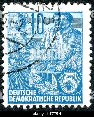 Deutschland - ca. 1955: Eine Briefmarke gedruckt in Deutschland (DDR), widmet sich die fünf-Jahres-Plan, zeigt Arbeiter, Bauern und Intellektuellen, ca. 1955 Stockfoto