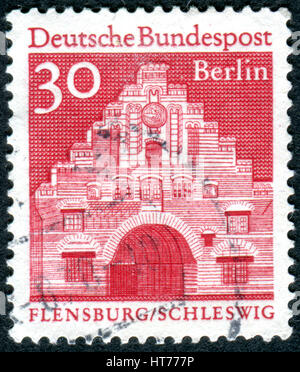 Deutschland - CIRCA 1967: Eine Briefmarke gedruckt in Deutschland (West-Berlin), zeigt Flensburg Stadt Nordtor (Nordentor), ca. 1967 Stockfoto