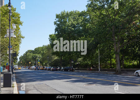 New York leeren Straße in der Nähe von Central Park, grüne Bäume an einem sonnigen Tag Stockfoto