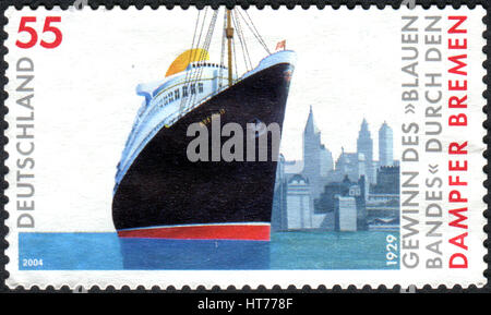 Deutschland - ca. 2004: Eine Briefmarke gedruckt in Deutschland, zeigt der Passagierdampfer "Bremen" vor Stadtbild von New York, ca. 2004 Stockfoto