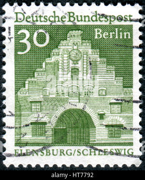 Deutschland - ca. 1966: Eine Briefmarke gedruckt in Deutschland (West-Berlin), zeigt Flensburg Stadt Nordtor (Nordentor), ca. 1966 Stockfoto