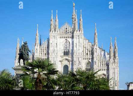 Mailänder Dom mit Palmen Bäume, blauer Himmel an einem sonnigen Tag Stockfoto