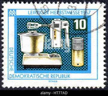 Deutschland - CIRCA 1967: Eine Briefmarke gedruckt in Deutschland (DDR), gewidmet der Leipziger Herbstmesse zeigt eine elektrische Küchengeräte, circa 1967 Stockfoto