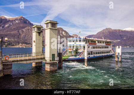 Fähre angedockt im Bellagio, Comer See, Lombardei, Italien Stockfoto