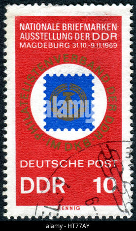 Eine Briefmarke gedruckt in Deutschland (DDR), gewidmet der nationalen Briefmarkenausstellung "20 Jahre DDR", Magdeburg, zeigt das Emblem der DDR Philatelic Society Stockfoto