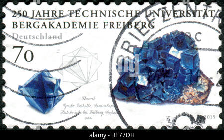 Deutschland - ca. 2015: Eine Briefmarke gedruckt in Deutschland, gewidmet der Bergakademie in Freiberg, zeigt eine Fluorit, ca. 2015 Stockfoto