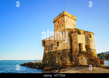 Rapallo, die mittelalterliche Burg auf dem Meer. Reiseziel in der Nähe von Genua, Ligurien, Italien Stockfoto