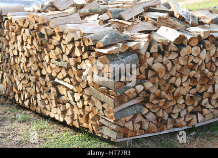 großen Holzschuppen mit vielen Stücken Holz bereit, verbrannt werden, um in den Bergen im Winter warm halten Stockfoto