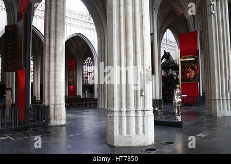 Spalten des Schiffs - Innenausbau von der gotischen Kathedrale unserer lieben Frau (Onze-Lieve-Vrouwekathedraal), Antwerpen, Belgien Stockfoto