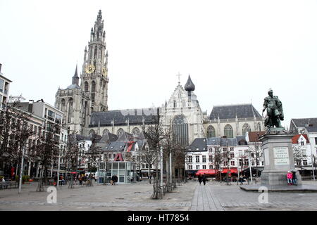 Kathedrale unserer lieben Frau (Onze-Lieve-Vrouwekathedraal) gesehen vom Groenplaats Square, Antwerpen, Belgien Stockfoto