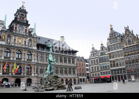 Rathaus, Brabofountain und Brabo-Brunnen und alten Zunfthäuser am Grote Markt (großer Marktplatz), Antwerpen, Belgien Stockfoto
