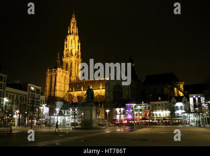 Kathedrale unserer lieben Frau (Onze-Lieve-Vrouwekathedraal) gesehen vom Groenplaats Square, Antwerpen, Belgien Stockfoto