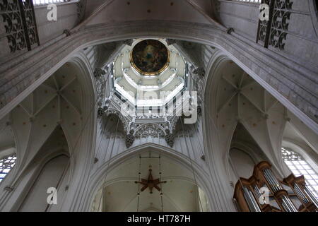 Kuppel und Dach der gotischen Kathedrale unserer lieben Frau (Onze-Lieve-Vrouwekathedraal), Antwerpen, Belgien Stockfoto