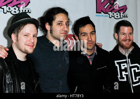 (L-R) Patrick Stump und Joe Trohman, Andy Hurley von Fall Out Boy Pete Wentz besuchen KISS 108 Jingle Ball 2013 im TD Garden am 14. Dezember 2013 in Boston Stockfoto