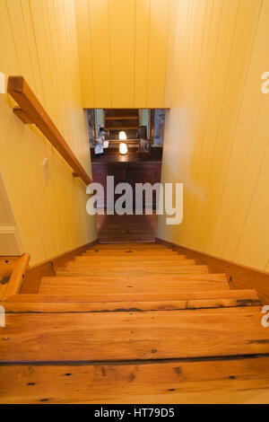 Gelb beleuchtet pinewood Treppe im alten Haus 1722 Interieur. Stockfoto