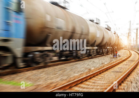 Eisenbahn-Zug der Tanker-Autos, die Transport von Rohöl auf den Gleisen. Stockfoto