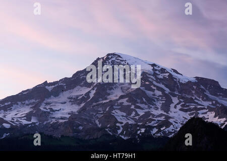 Mt Rainier (Elev 14.410 ft) bei Sonnenuntergang, Mount Rainier Nationalpark, WA, USA Stockfoto