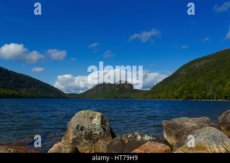 Jordan Pond und Bubbles Berge, Acadia Nationalpark, ME, USA Stockfoto