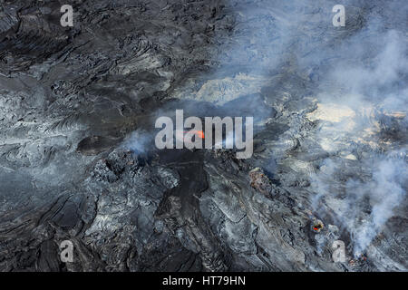 Luftaufnahme des Volcanoes NP, Puʻu ʻŌʻō, Lava Oberlicht im Lavafeld, Hawai ' i Volcanoes-Nationalpark, HI, Vereinigte Staaten Stockfoto