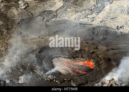 Luftaufnahme des Volcanoes NP, Puʻu ʻŌʻō, Lava Oberlicht im Lavafeld, Hawai ' i Volcanoes-Nationalpark, HI, Vereinigte Staaten Stockfoto