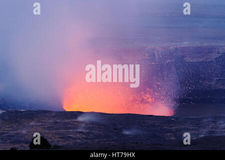 Halema ' u Krater, Grube Krater in der Nacht, Hawai ' i Volcanoes-Nationalpark, HI, Vereinigte Staaten Stockfoto