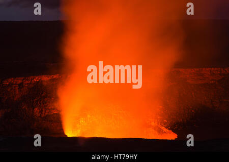 Halema ' u Krater, Grube Krater in der Nacht, Hawai ' i Volcanoes-Nationalpark, HI, Vereinigte Staaten Stockfoto