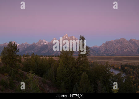 Grand Teton (Elev 13770 ft), Teton Range und Snake River bei Sonnenaufgang von Snake River Overlook, Alpenglühen, Grand Teton Nationalpark, WY, USA Stockfoto