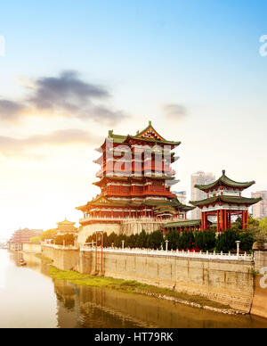 Nanchang Tengwang Pavillon in der Abenddämmerung, einer der vier berühmten Türme in Süd-China. Stockfoto