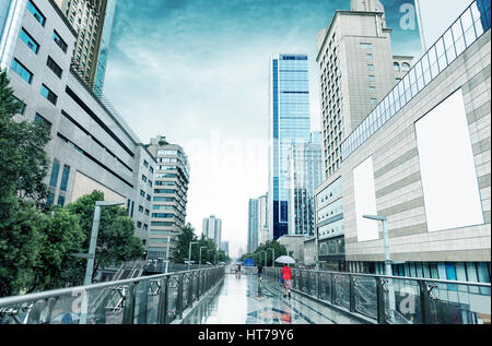 Starkregen in Chengdu, der berühmten Fußgängerzone einkaufen Straße Chunxi Road in Chengdu, China Stockfoto