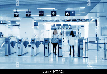 Fahrgäste in der u-Bahn-Station durch die Drehkreuze Stockfoto