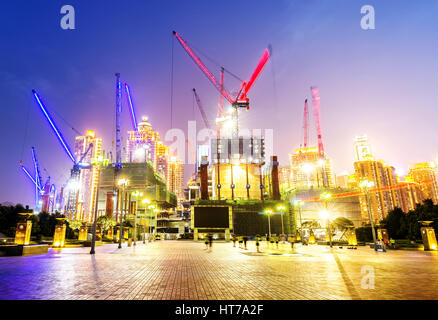 Großes Grundstück in der Nacht, Kran und Beleuchtung, Chongqing, China. Stockfoto