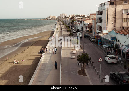 LARNACA, Zypern - 3. Juni 2016: Piale Pasa Street und direkt am Meer. Blick von der Festung von Larnaca. Zypern. Stockfoto