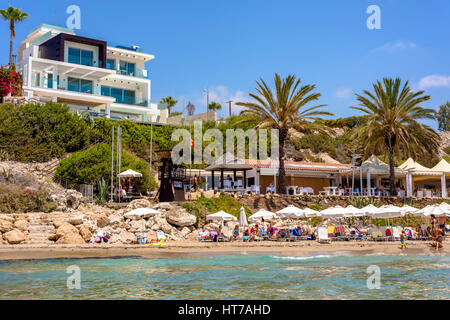 PAPHOS, Zypern - 24. Juli 2016: Coral Bay Beach, einem der besten Sandstrände der Region. Stockfoto