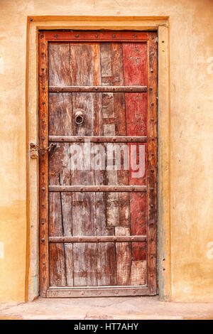 Eine verschlossene Tür zeigt alten verwitterten Farbe im Palazzo Mann Singh in der Amber Fort in Jaipur, Indien. Stockfoto