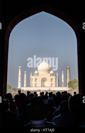 AGRA, Indien - 19. November 2016: Taj Mahal in Agra, Indien durch den Bogen des großen Tores (Darwaza) über eine Menge von Touristen ersichtlich. Stockfoto