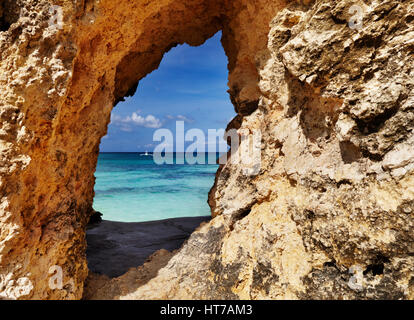 Tropischer Strand, Blick durch ein Loch in den Felsen, Insel Boracay, Philippinen Stockfoto