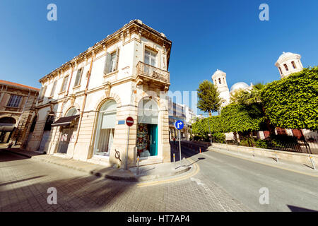 Straße in der Altstadt von Limassol mit britischer Kolonialarchitektur. Zypern. Stockfoto