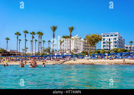 AYIA NAPA, Zypern - 18. August 2016: Sonniger Tag am Sandy Beach Strand in Aiya Napa, Zypern. Stockfoto