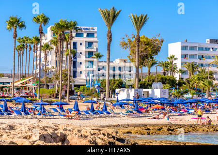 AYIA NAPA, Zypern - 18. August 2016: Menschen schwimmen und Sonnenbaden am Sandstrand. Stockfoto