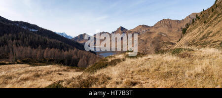 Val Piora, Schweiz: Seen Ritomsee, Cadagno, Tom im Herbst. Stockfoto