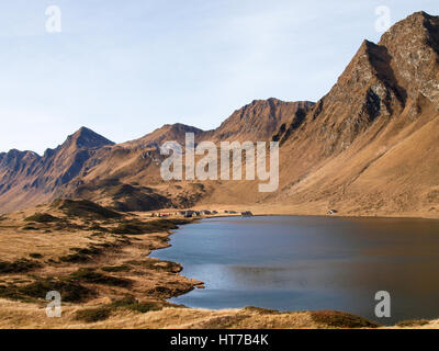 Val Piora, Schweiz: Seen Ritomsee, Cadagno, Tom im Herbst. Stockfoto