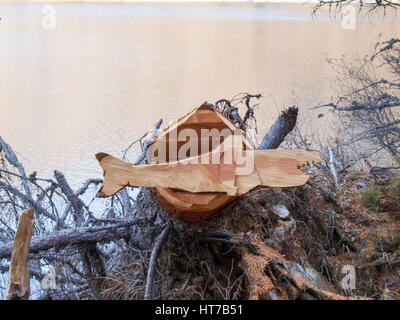Val Piora, Schweiz: Shark geschnitzt aus Holz ruht auf einem Baumstumpf Stockfoto