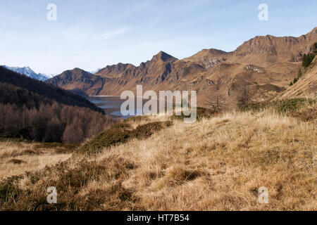 Val Piora, Schweiz: Seen Ritomsee, Cadagno, Tom im Herbst. Stockfoto
