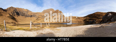Val Piora, Schweiz: Seen Ritomsee, Cadagno, Tom im Herbst. Stockfoto