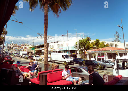 AYIA NAPA, Zypern - 6. Mai 2016: Menschen in einem open-air-café Stockfoto