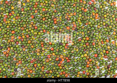 frisches Grün und orange Pfefferkörner im Hintergrund Stockfoto